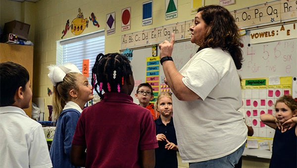  Students in Julie Dennis’ kindergarten class at Westside Elementary School sound out syllables to learn how words sound. Photo by Julia Arenstam 